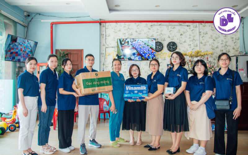Đội ngũ Thư Viện Da Liễu dành tặng quà cho mái ấm Hoa Hồng
