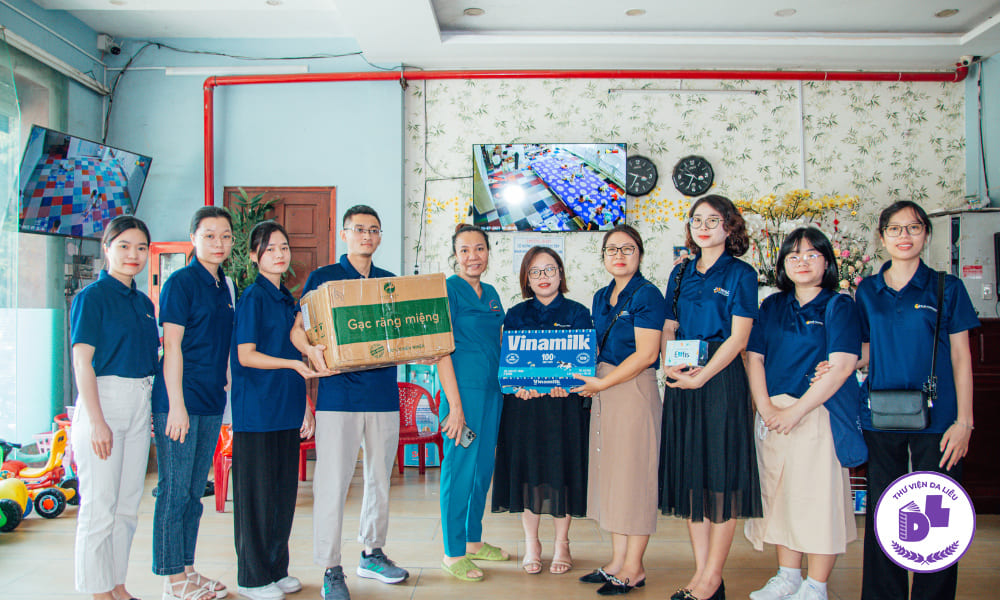 Đội ngũ chuyên gia Thư Viện Da Liễu dành tặng quà cho Mái ấm Hoa Hồng